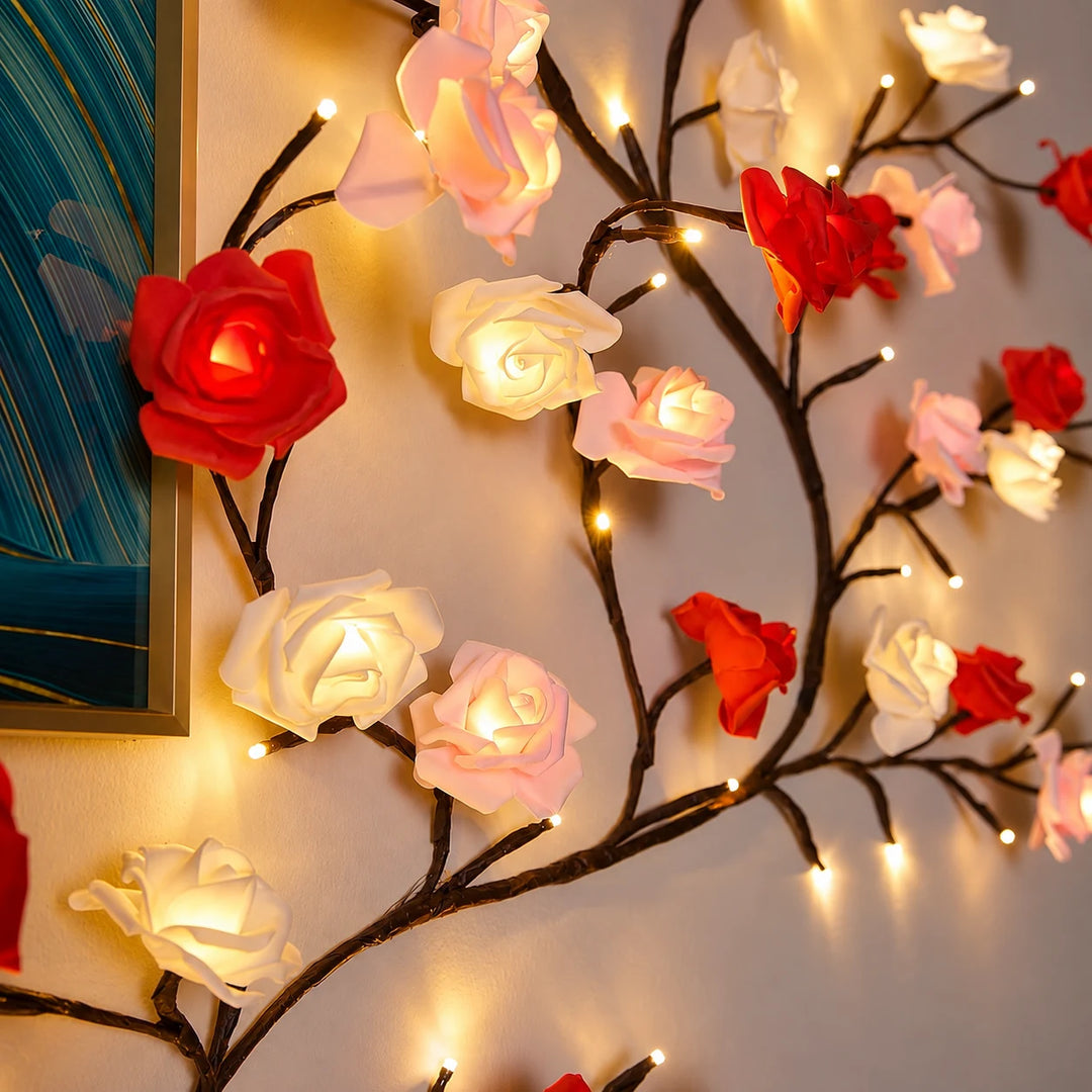 Primer plano de las rosas de Amore Lights encendidas: rojas, crema y empolvadas, con la luz dentro de cada flor