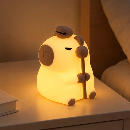 El Capibara Glow del modelo Mazo encendido en la mesilla, junto a la cama