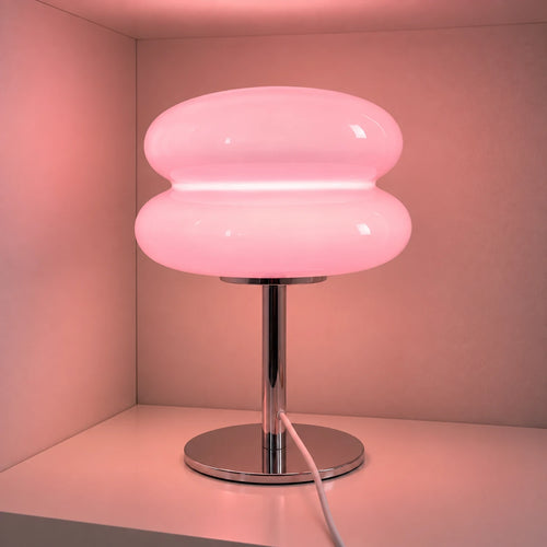 Lumi Cloud rosa encendida en un hueco de pared rosa, con las dos cúpulas de cristal iluminadas