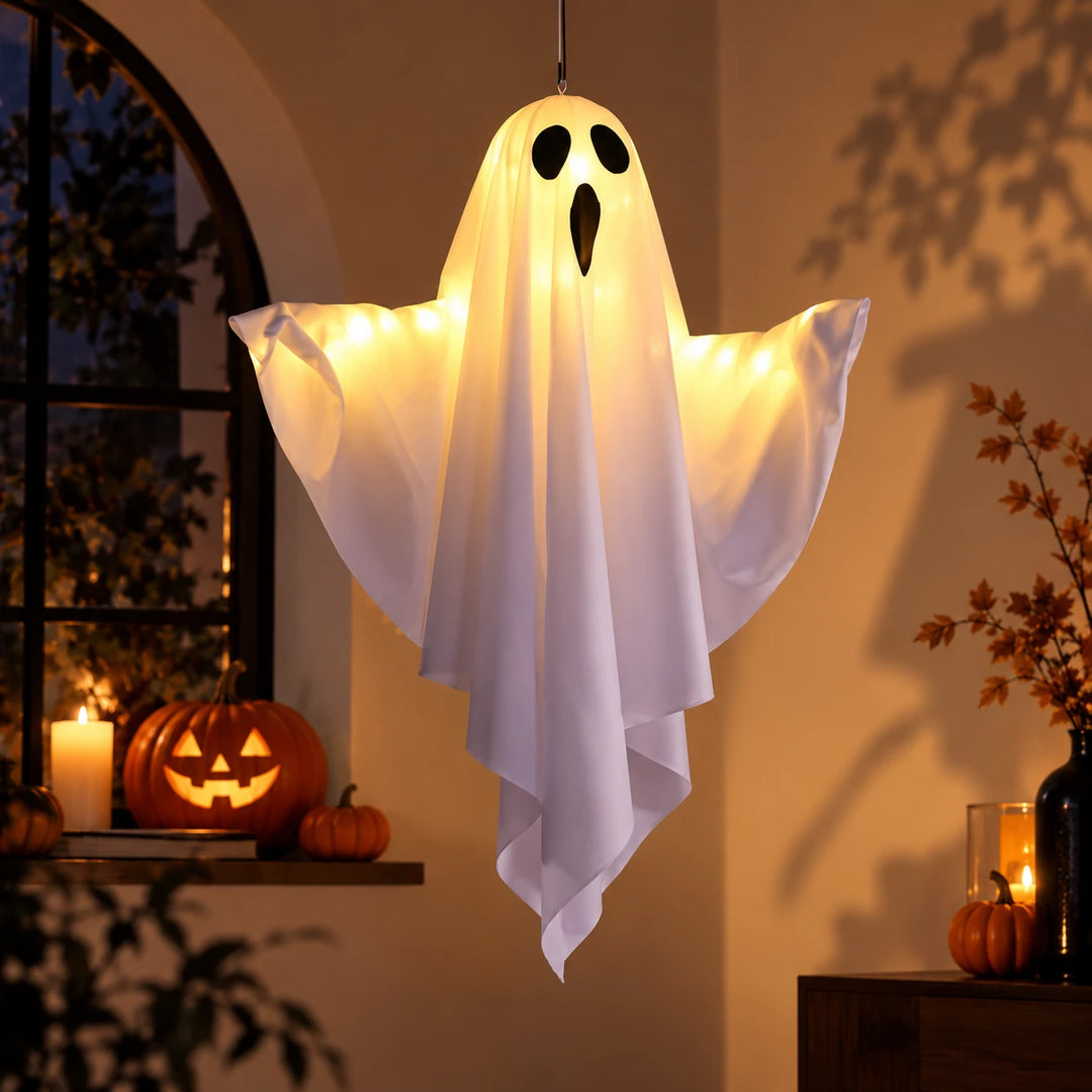 El Ghost Lights encendido colgado del techo de un salón, junto a una ventana con calabazas