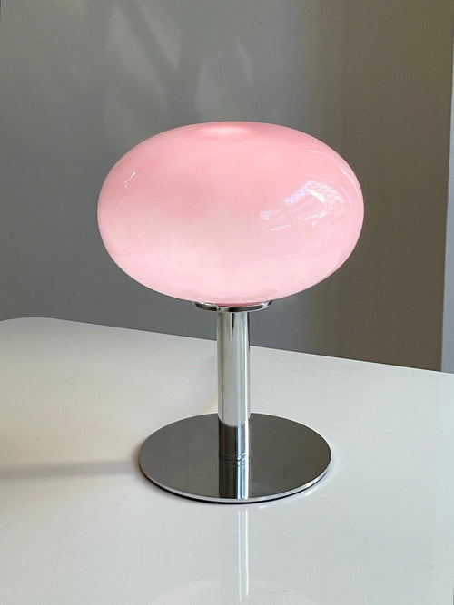 Lumi Moon rosa encendida sobre una mesa blanca