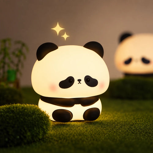 El Panda Glow Curioso, sentado y encendido sobre el musgo