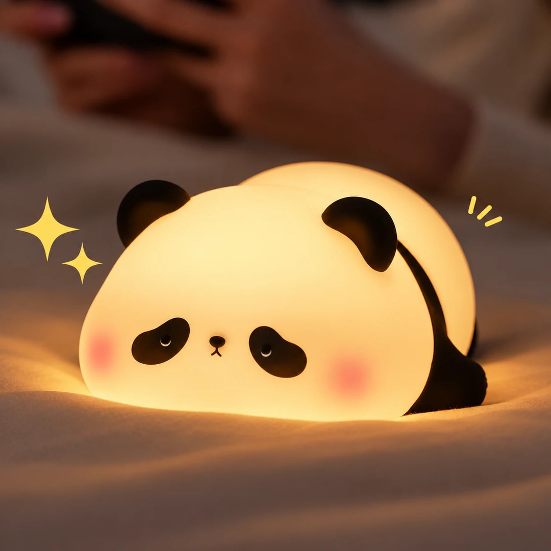 El Panda Glow Dormilón, tumbado y encendido sobre la cama