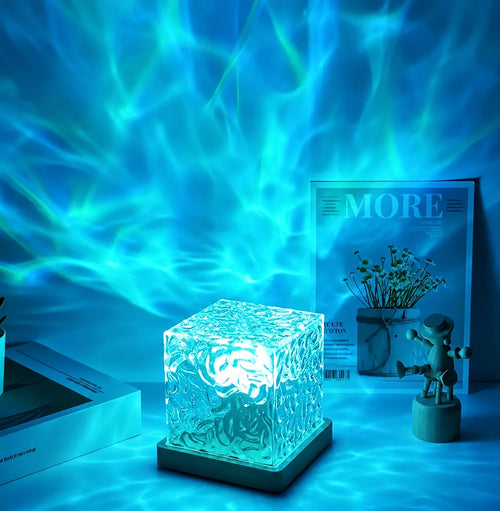 El Wave Lume en azul sobre un escritorio, con las ondas en la pared